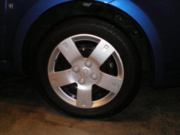 2009 Chevrolet Aveo5 1LT: wheelsandtires